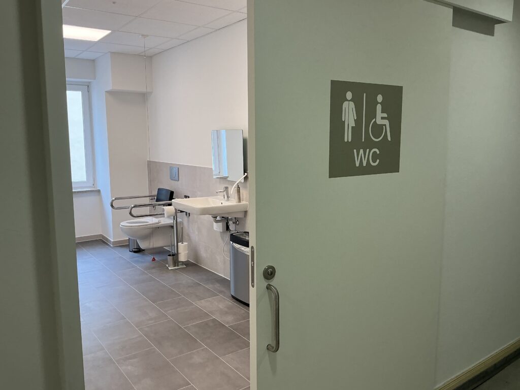 Blick in das behindertengerechte WC in der PRaxis von Physio Hanseatic
